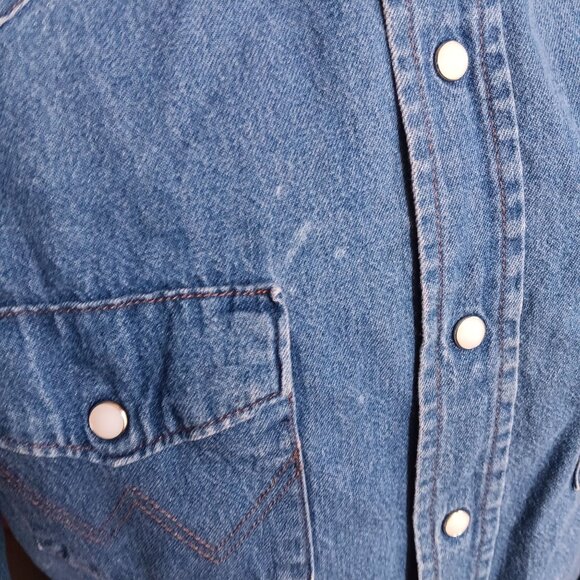 Vintage Men's Western Shirt Medium Wrangler Faded Denim Pearl Snap 1990's Cowboy - Picture 4 of 8